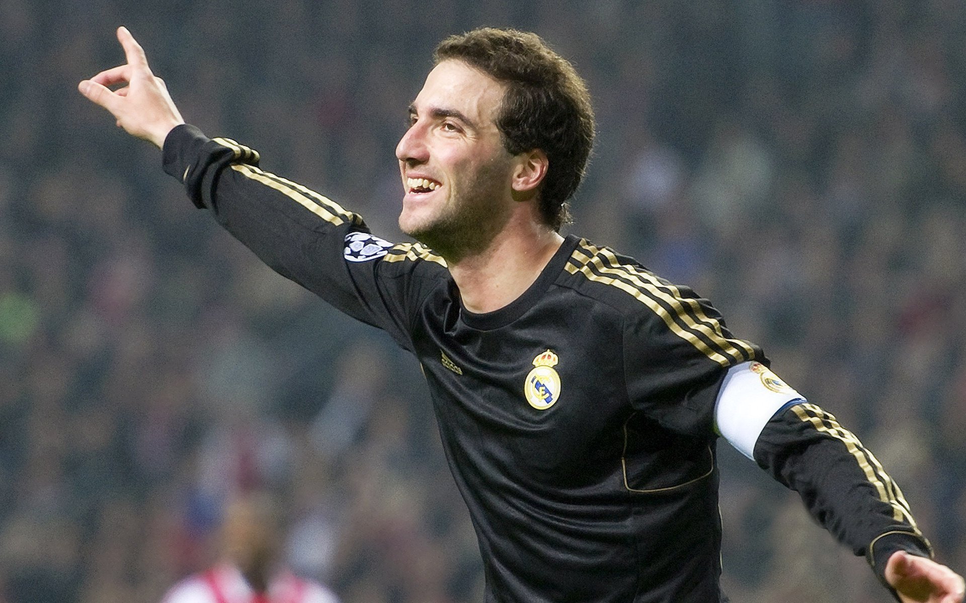 “青少年足球联赛精彩纷呈，激发青少年潜能”，青少年的足球联赛