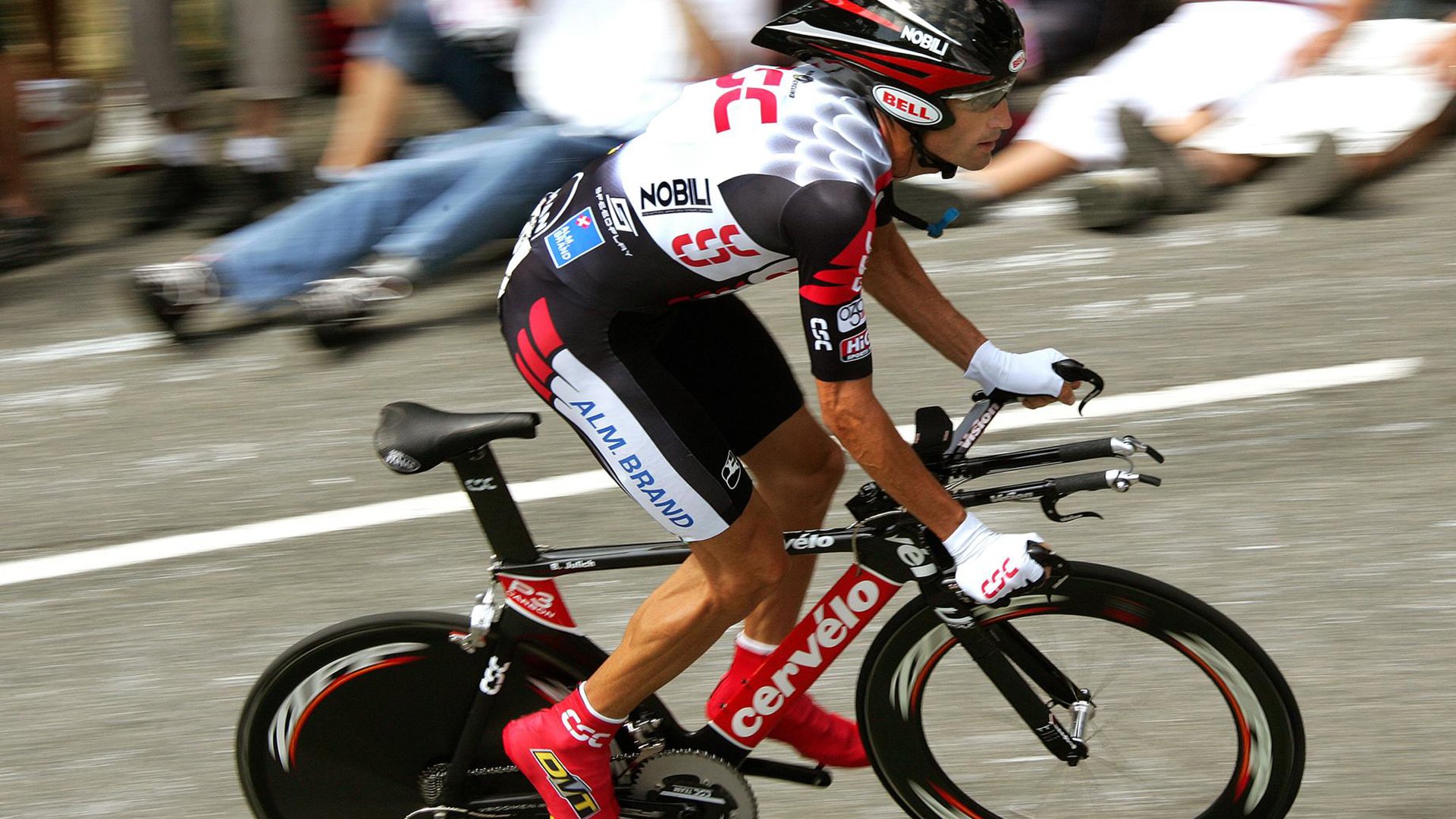 开云体育APP下载-传统竹竿舞竞技，民族文化的青春展演，民俗文化竹竿舞